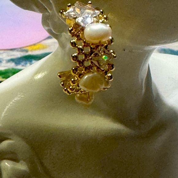 Chunky gold hoop earrings adorned with freshwater pearls - Picture 2 of 11
